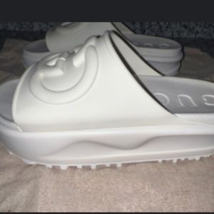 Gucci Women's slide sandal with interlocking G-Size 9
